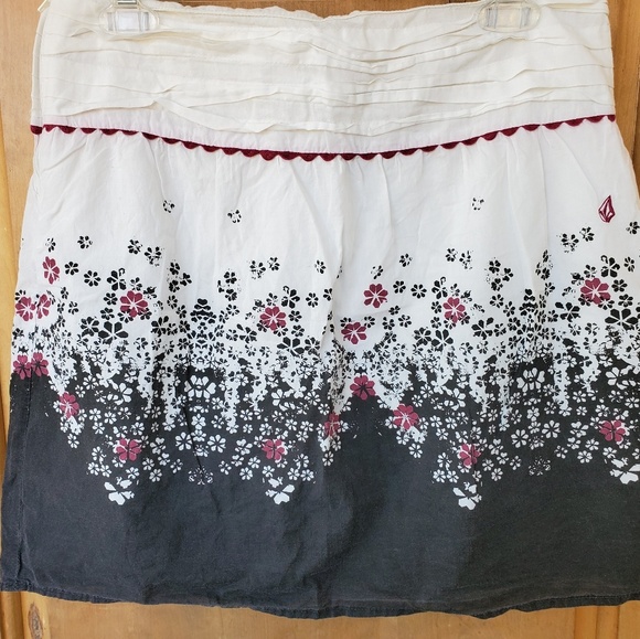 Volcom black and white skirt with pink flowers - Picture 2 of 3